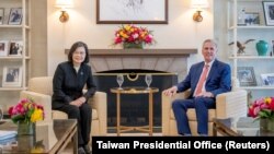 美国众议院议长麦卡锡与台湾总统蔡英文在加州里根图书馆会面。（台湾总统府2023年4月6日公布的照片）