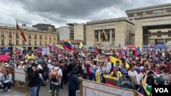 Cientos de venezolanos se reunieron en el centro de Bogotá, en la Plaza de Bolívar, el sábado 3 de agosto. [Foto: Camilo Álvarez, VOA]