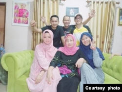 Deris Nagara bersama keluarga dan Almarhumah ibu (dok: Putri)