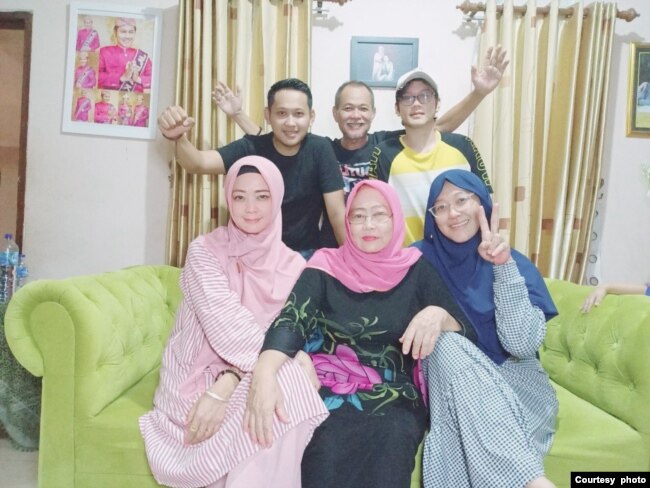Deris Nagara bersama keluarga dan Almarhumah ibu (dok: Putri)