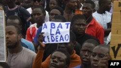 Des Nigériens manifestent en soutien à la junte au pouvoir à Niamey.