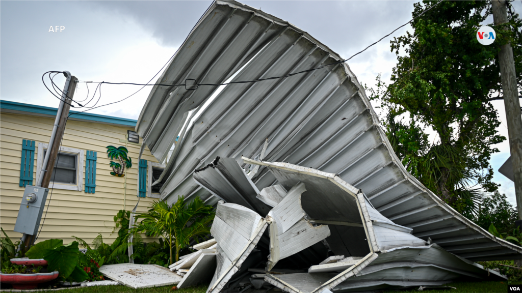 En el patio de una casa, ubicada en la comunidad de Signal Cove en Hudson, Florida, se ven trechos de cerca derribados por el viento.