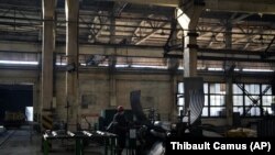 Vitalii Yevzhenko, de 54 años, da forma a una plancha de metal para construir un búnker, en una planta de Metinvest en Krivói Rog, Ucrania, el 2 de marzo de 2023. La factoría, que forma parte del consorcio de siderurgia y minería de Metinvest, envía refugios de metal al frente. (AP Foto/Thibault Camus)