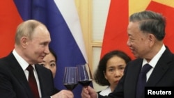 TT Putin (trái) và Chủ tịch VN, Tô Lâm, tại Nhà hát lớn Hà Nội, 20 tháng Sáu, 2024.
