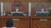 Ferdy Sambo (membelakangi) mendengarkan putusan sidang yang dibacakan oleh Hakim Ketua Wahyu Iman Santosa. Hakim menjatuhkan hukuman mati bagi Sambo atas kasus pembunuhan Brigadir Yosua pada 8 Juli tahun 2022 lalu. (VOA/Indra Yoga)