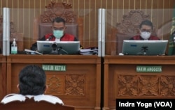 Ferdy Sambo (membelakangi) mendengarkan putusan sidang yang dibacakan oleh Hakim Ketua Wahyu Iman Santosa.