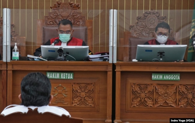 Ferdy Sambo (membelakangi) mendengarkan putusan sidang yang dibacakan oleh Hakim Ketua Wahyu Iman Santosa.