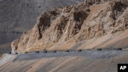 Kendaraan tentara India sedang melakukan konvoi di kawasan gurun dingin Ladakh, India, 18 September 2022. India memulai latihan militer besar-besaran pada Senin (4/9), termasuk di sepanjang wilayah perbatasan yang diperebutkan dengan China. (Foto: Ilustrasi/AP)