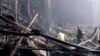 Dalam foto yang dirilis oleh Layanan Pers Kementerian Darurat Rusia pada 23 Maret 2024, petugas pemadam kebakaran bekerja di gedung konser yang terbakar setelah serangan terhadap gedung Balai Kota Crocus di Moskow, Rusia. (Foto: Layanan Pers Kementerian Darurat Rusia melalui AP)