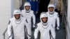 Astronaut SpaceX (baris pertama dari kiri) Josh Cassada, Nicole Mann, (baris kedua dari kiri) Anna Kikina dan Koichi Wakata menuju Launch Pad 39-A untuk lepas landas di Kennedy Space Center, Cape Canaveral, Florida, 5 Oktober 2022. (Foto: John Raoux/AP Photo)