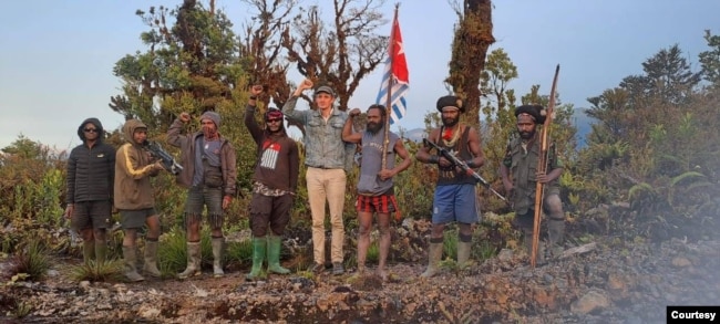 Foto yang disebut TPNPB-OPM sebagai Pilot Susi Air Philip Mark Mehrtens dan pasukan. (Foto: TPNPB-OPM)