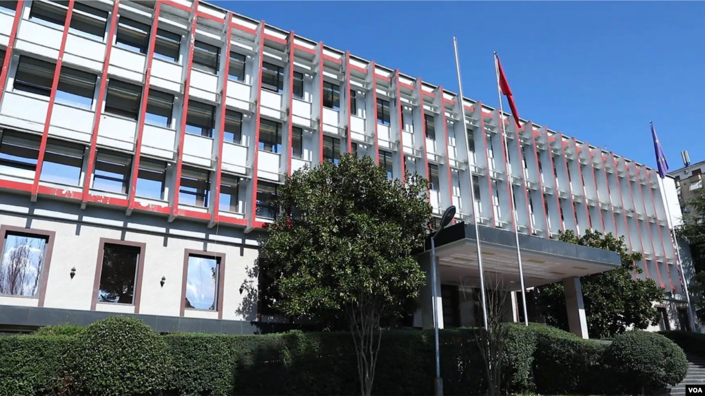 Tirana zyrtare reagon për keqtrajtimin e të burgosurit shqiptar nga 4 policë grek