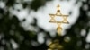2023年6月27日星期二，陽光照在德國柏林市中心「新猶太教堂」頂部的大衛之星上。反猶太主義研究和資訊部的年度反猶太主義報告的數據，在德國首都柏林展出。（美聯社圖片）