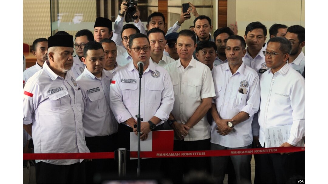 Ketua Tim Kuasa Hukum Paslon Nomor 1, Ari Yusuf Amir (tengah) memberikan keterangan kepada wartawan usai pendaftaran perkara Pemilu Presiden 2024 pada Rabu (20/3) di Gedung MK, Jakarta. (VOA/IndraYoga)