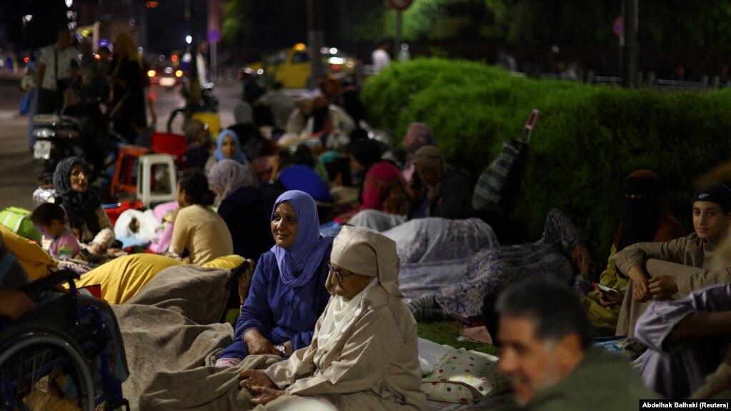 Warga Marrakesh tidur di jalan-jalan di kota tua itu menyusul gempa hebat di Maroko, Sabtu, 9 September 2023. (Foto: Hannah McKay)
