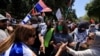 미국 로스앤젤레스 캘리포니아대(UCLA)에서 28일 친팔레스타인 시위대와 친이스라엘 시위대가 대치하고 있다. 