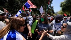 Demonstran pro-Palestina dan para pendukung Israel saling bertikai dalam aksi protes di Universitas California Los Angeles, pada 28 April 2024. (Foto: Reuters/David Swanson)