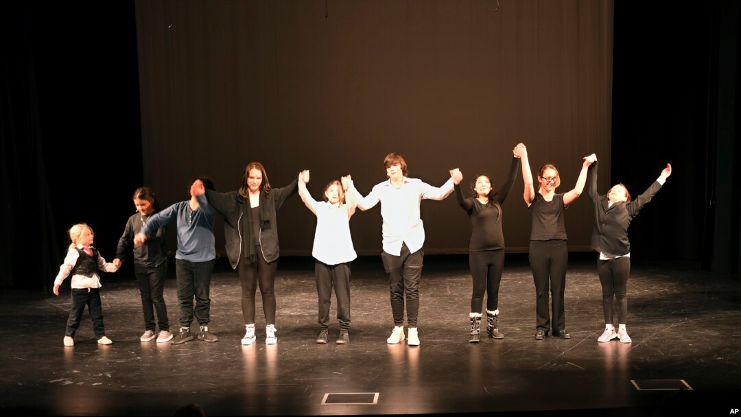 Pemeran "The Bullying Collection" memberi hormat kepada penonton usai menampilkan drama tersebut di SMA Wheatland di Wheatland, Wyoming, 12 Januari 2024. (AP/Thomas Peipert)