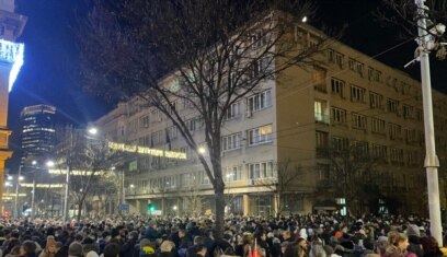 Protest opozicije ispred RIK, pokušaj rušenja ograde