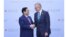 Thủ tướng Phạm Minh Chính (trái) bắt tay Thủ tướng Australia Anthony Albanese tại cuộc họp ở Phnom Penh, Cambodia, vào ngày 12/11/2022. Photo: VNA