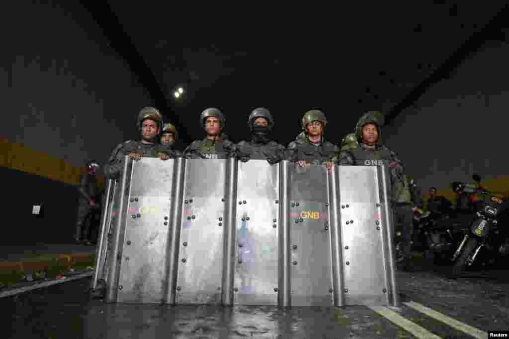 Miembros de la Guardia Nacional Bolivariana de Venezuela hacen fila tras una protesta de simpatizantes de la oposición venezolana en Caracas, el 29 de julio de 2024.