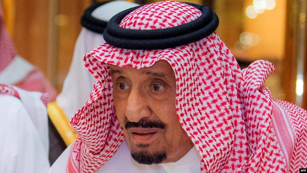 Foto selebaran yang disediakan oleh Saudi Press Agency pada 16 Mei 2022 ini menunjukkan Raja Saudi Salman bin Abdulaziz meninggalkan rumah sakit di Jeddah. (SPA / AFP) 