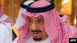 Foto selebaran yang disediakan oleh Saudi Press Agency pada 16 Mei 2022 ini menunjukkan Raja Saudi Salman bin Abdulaziz meninggalkan rumah sakit di Jeddah. (SPA / AFP) 
