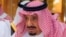 Foto selebaran yang disediakan oleh Saudi Press Agency pada 16 Mei 2022 ini menunjukkan Raja Saudi Salman bin Abdulaziz meninggalkan rumah sakit di Jeddah. (SPA / AFP) 