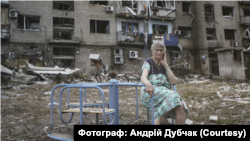 Фото Андрія Дубчака, зроблене після подвійного ракетного удару Росії по Покровську на Донеччині в серпні 2023 року, внаслідок якого загинуло 10 осіб.