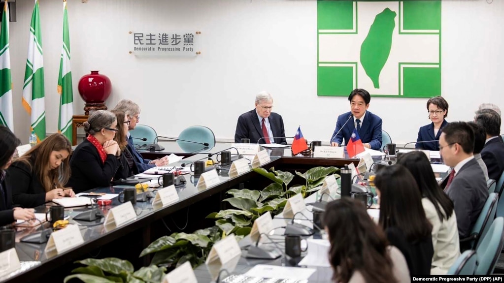 左起:台湾副总统兼当选总统赖清德、台湾副总统当选人萧美琴与美国前国家安全顾问哈德利(中左)率领的美国代表团在台北的民进党总部举行会谈。(2024年1月15日)