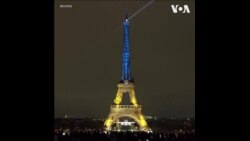 俄乌战争爆发一周年之际，埃菲尔铁塔亮起乌克兰色彩 