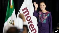 墨西哥执政党总统候选人克劳迪娅·辛鲍姆在国家选举研究所宣布她的领先幅度以不可逆转后在墨西哥城问候支持者。(2024年6月3日)