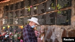 ARCHIVO - Durante años los salvadoreños han visitado el Memorial con los nombres de las víctimas de la masacre de El Mozote en Morazán, creado por la misma comunidad después de repoblar el municipio de Arambala al terminar la guerra en 1992.