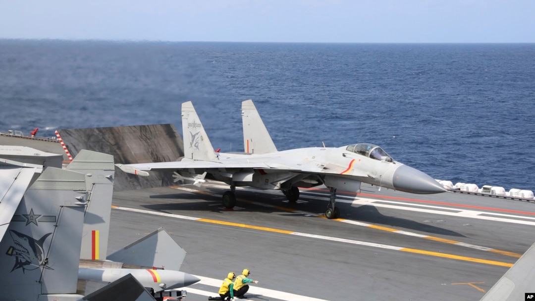 Jet tempur J-15 milik militer China bersiap lepas landas dari kapal induk dalam latihan militer di sekitar Selat Taiwan pada 9 April 2023. (Foto: An Ni/Xinhua via AP, File)