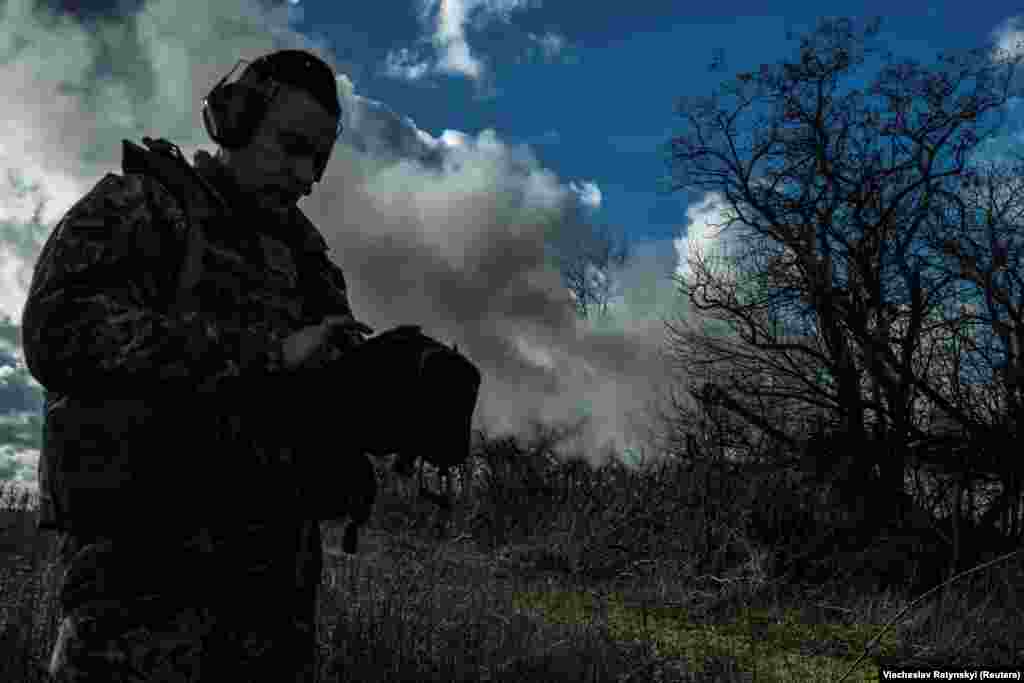 Un soldado ucraniano de la 55&ordf; Brigada de Artillería Separada se prepara para disparar un obús M777 hacia posiciones rusas cerca de la ciudad fronteriza de Maryinka, en la región de Donetsk, el 26 de diciembre de 2023. A pesar de retirarse de la ciudad destruida, las fuerzas de Kiev continuaron bombardeando posiciones rusas en Maryinka.