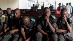 Sejumlah tentara Kongo, yang dijatuhi hukuman mati, karena dituduh sebagai "pengecut" dan "lari dari musuh" tampak duduk di dalam ruang sidang pengadilan militer di Goma, provinsi Kivu Utara, Kongo, pada 3 Mei 2024. (Foto: Reuters/Arlette Bashizi)