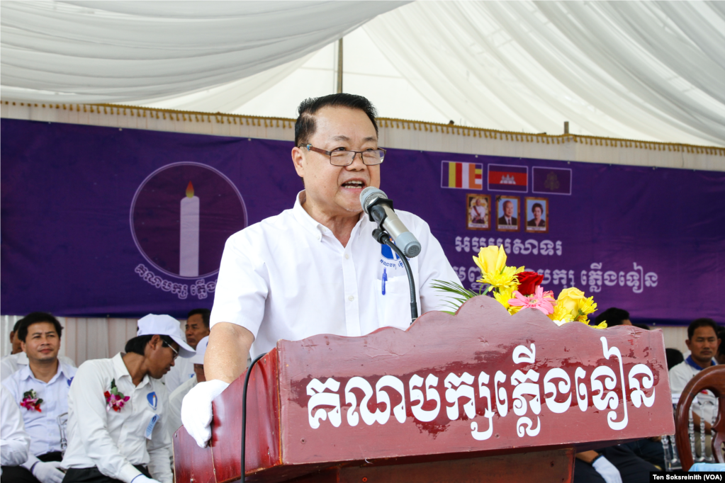 លោក ទាវ វណ្ណុល ប្រធាន​គណបក្ស​ភ្លើង​ទៀន ថ្លែងនៅក្នុងសមាជវិសាមញ្ញរបស់គណបក្សនៅខេត្តសៀមរាប កាលពីថ្ងៃទី ១១ ខែកុម្ភៈ ឆ្នាំ ២០២៣។ (ទែន សុខស្រីនិត/វអូអេ)