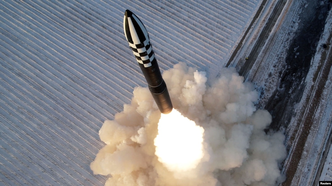 Rudal balistik antarbenua Hwasong-18 diluncurkan dalam apa yang dikatakan Korea Utara sebagai latihan di lokasi yang tidak diketahui pada 18 Desember 2023. (Foto: KCNA via REUTERS)