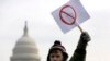 Peyton Tremont, de siete años, porta una pancarta durante una manifestación para regular las armas en Washington, el 26 de enero de 2013.