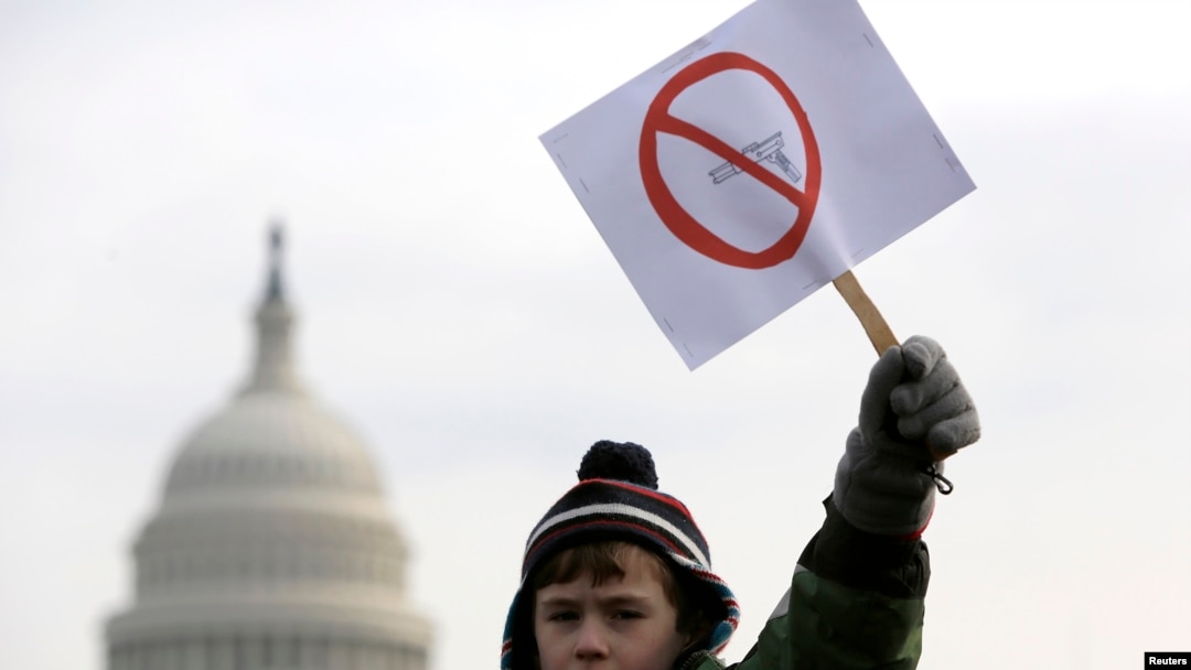 Յոթնամյա Փեյթոն Թրիմոնթը ԱՄՆ Կոնգրեսի շենքի առջև՝ զենքերի նկատմամբ վերահսկողությունը խստացնելու պահանջով ցույցի ժամանակ, հունվարի 26 2013թ․։