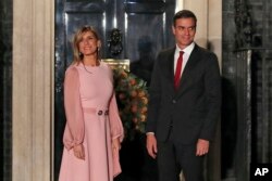 Perdana Menteri Spanyol Pedro Sanchez dan istrinya, Begona Gomez, tiba di 10 Downing Street di London, 3 Desember 2019. (Foto: AP)