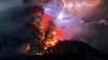 Foto yang dirilis Pusat Vulkanologi dan Mitigasi Bencana Geologi (PVMBK) menunjukkan Gunung Ruang memuntahkan lahar panas dan asap terlihat dari Sitaro, Sulawesi Utara, 17 April 2024. (Courtesy:&nbsp;&nbsp;PVMBK / AFP)&nbsp;