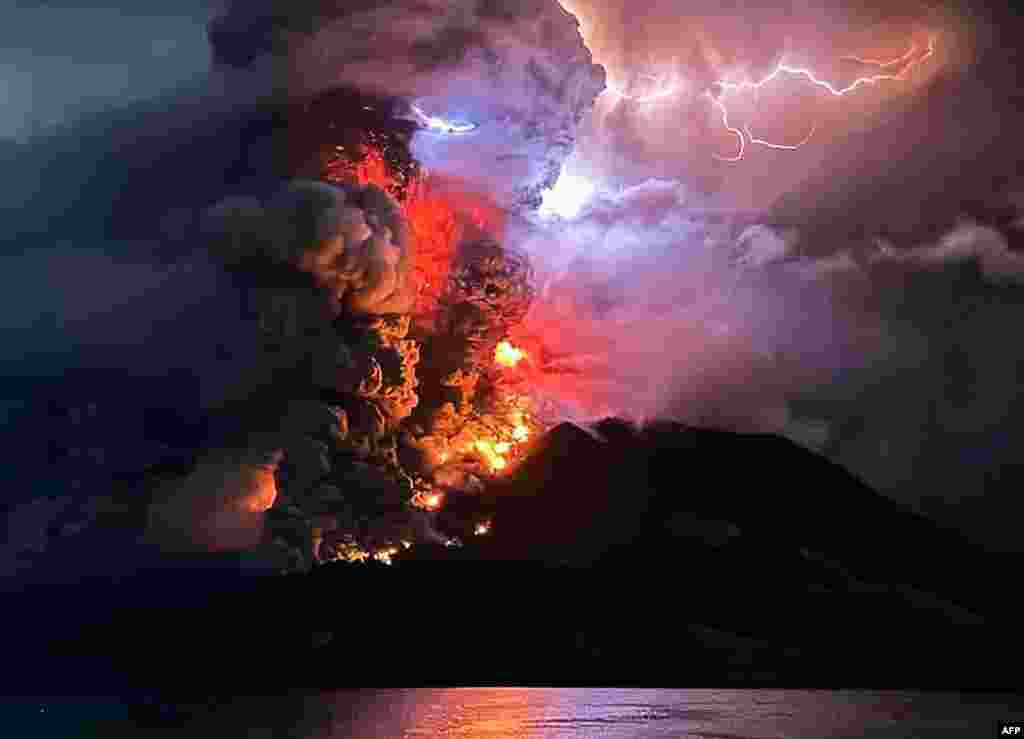 Оваа фотографија е направена и објавена од Центарот за вулканологија и ублажување на геолошки опасности на 17 април 2024 година, а ја прикажува планината Руанг како исфрла жешка лава и чад како што се гледа од Ситаро, Северен Сулавеси.