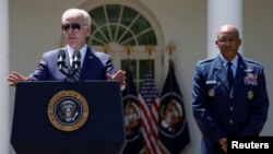 Presiden AS Joe Biden mengumumkan pencalonan Jenderal Charles Brown Jr. sebagai Kepala Staf Gabungan AS yang baru dalam sebuah acara di Gedung Putih, Washington, pada 25 Mei 2023. (Foto: Reuters/Evelyn Hockstein)