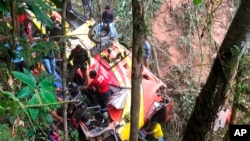 ARCHIVO - En esta fotografía proporcionada por el Servicio Nacional de Emergencias ECU 911, personal de bomberos y rescate trabaja para rescatar a las víctimas de los restos de un autobús en Balsas, Ecuador, el martes 18 de septiembre de 2018.