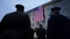 Los socorristas saludan mientras se despliega una bandera estadounidense en el Pentágono al amanecer para conmemorar el ataque terrorista de 2001 contra el Pentágono, durante una ceremonia de celebración el 11 de septiembre de 2023.