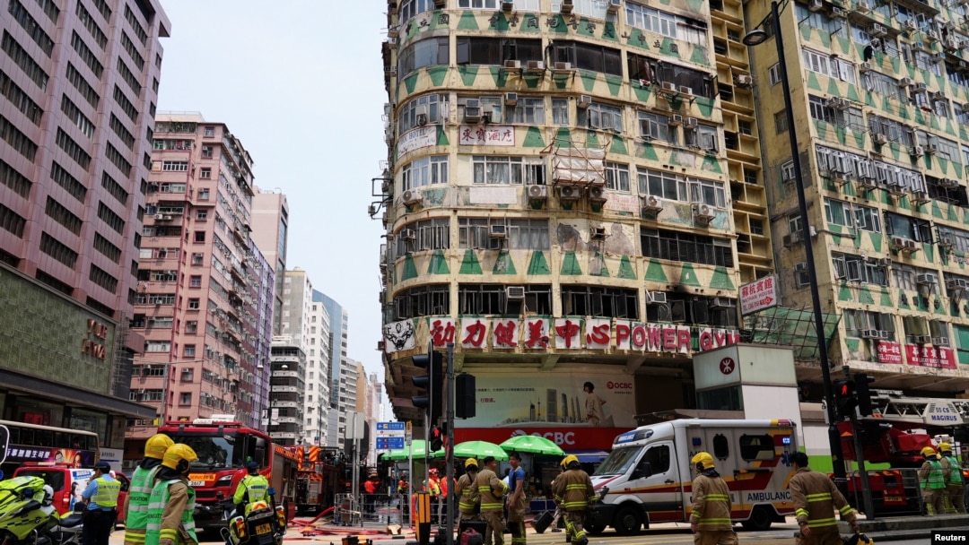 香港九龙一座老旧商住大楼着火，至少5人死亡。 （2024年4月10日）