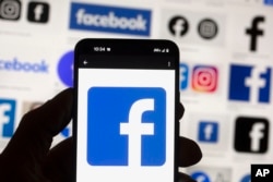 Logo Facebook terlihat di sebuah layar ponsel, pada 14 Oktober 2022. (Foto: AP)