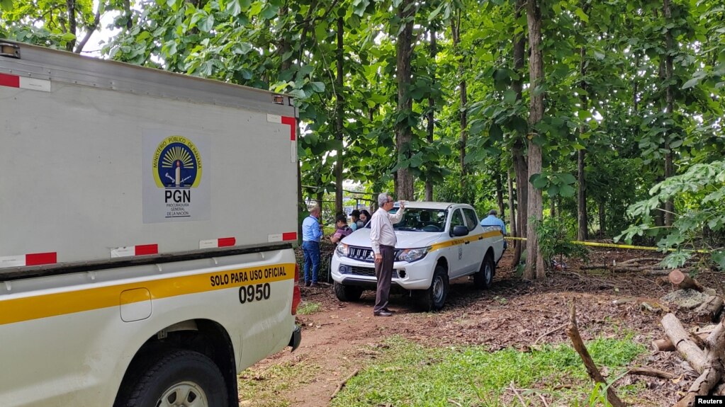 Autoridades de Panamá trabajan en un lugar donde un tirador abrió fuego en una sede rural de la Universidad de Panamá (UP), matando a un joven e hiriendo a otra persona, según fuentes policiales y universitarias, en Veraguas, Panamá, el 7 de junio de 2024.