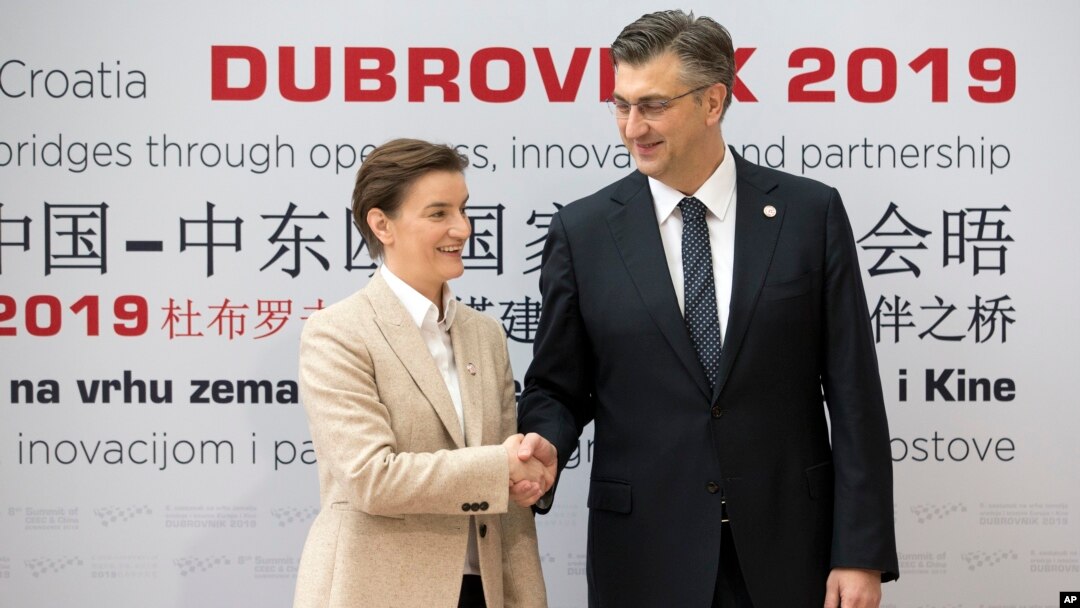 Arhiva - Premijer Hrvatske Andrej Plenković rukuje se sa predsednicom Vlade Srbije Anom Brnabić, tokom ceremonije dobrodošlice na Samitu Centralne i Istočne Evrope i Kine u Dubrovniku, Hrvatska, 12. aprila 2019.